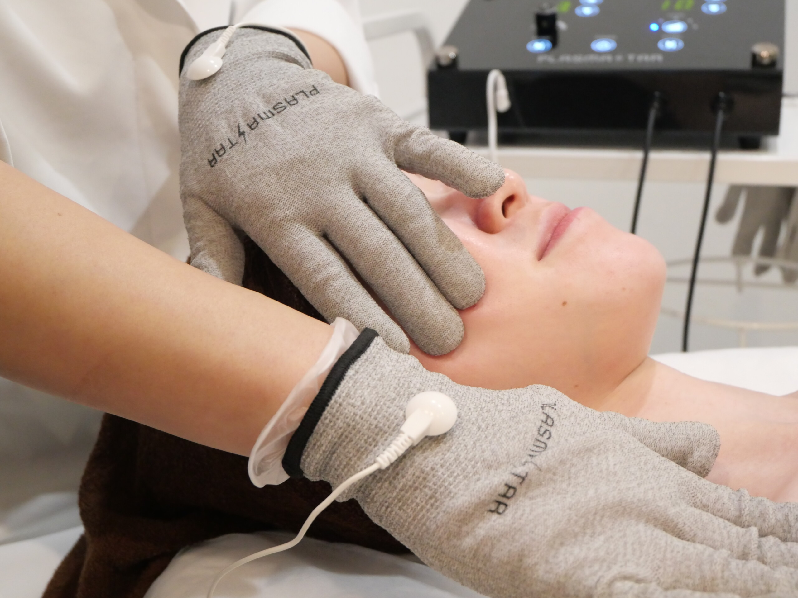 プラズマスターは、純度100%プラズマに加え、ハンドEMSを搭載。手技のように扱いやすく、細かい部位までアプローチできる。